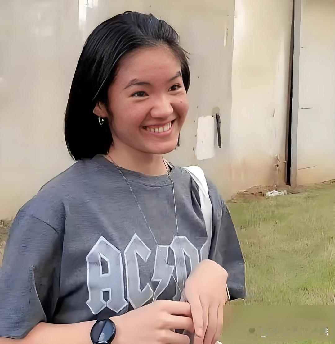 崔妈妈撕破了脸、停掉没有血缘关系女儿的零花钱！这事在网上炸了锅！
崔妈妈直播时随