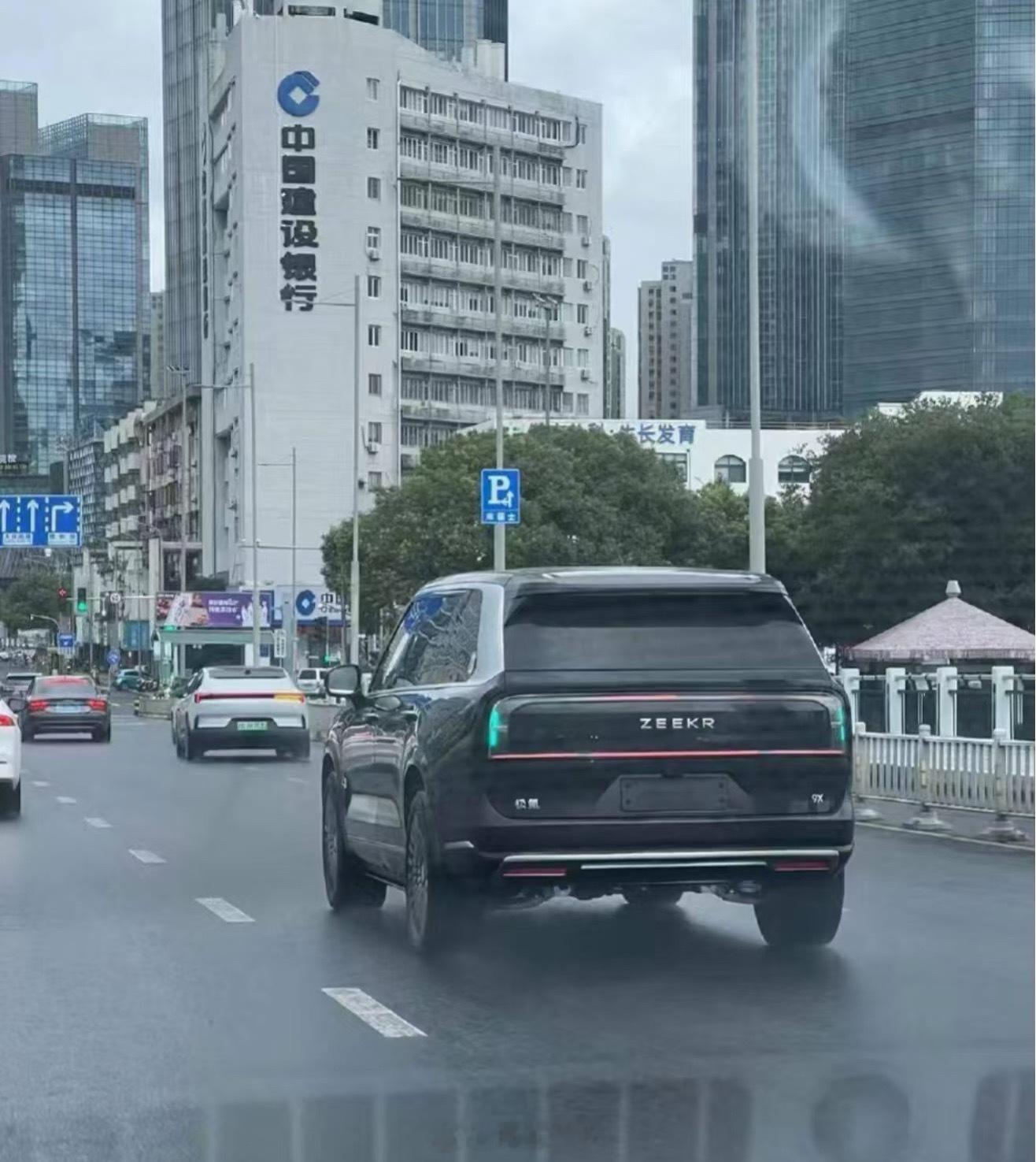 极氪9X的小蓝灯，屁股亮在这里[收到] ​​​