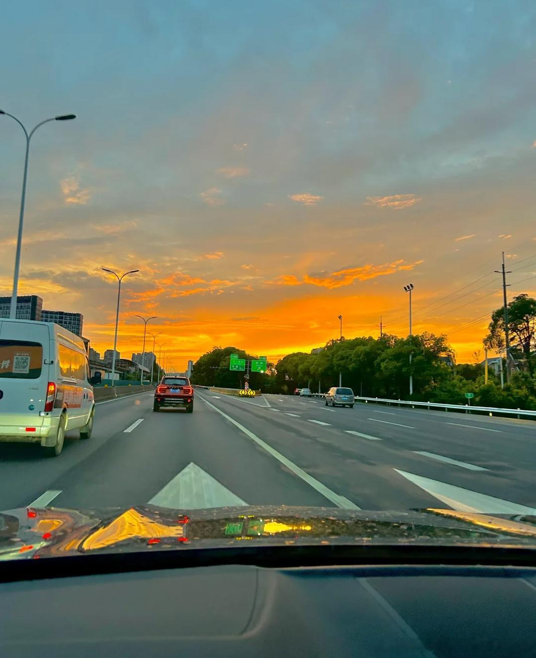 有时候，就想一个人开车上山，安安静静地爬山看会儿风景，一个人早起出门吃饭。这种感