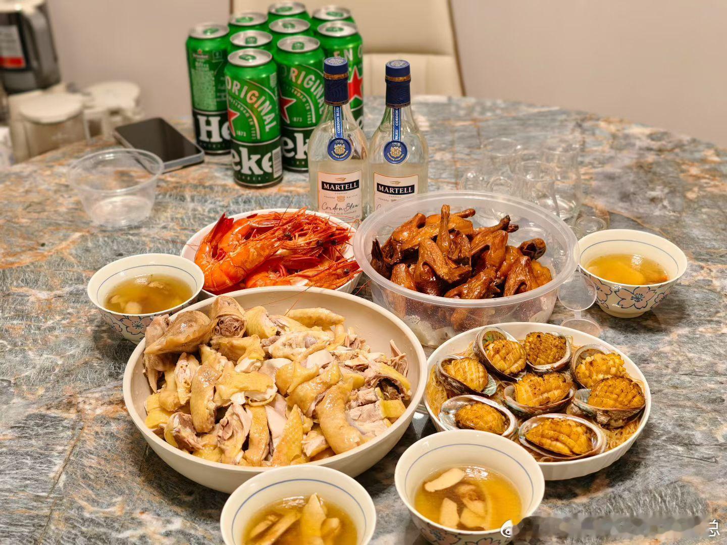 驱车近两小时，中途简单吃了点东西，一到目的地就和朋友直奔主题。老唐把公司团队这段