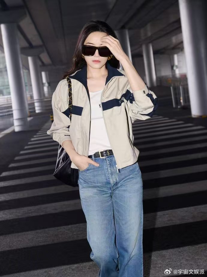 宋佳还没到巴黎就开始走秀了 哇哦！宋佳刚出发就自带走秀BGM，姐到之处皆是秀场，