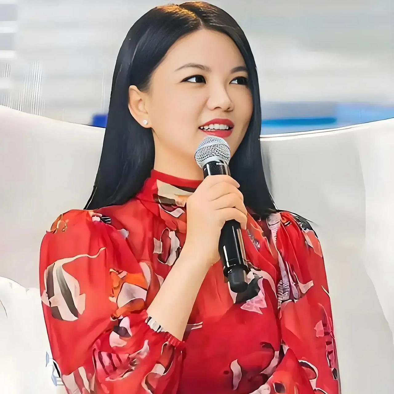 李湘母亲是湖南一个汽车集团的董事长，父亲是法官，她自己从小也特别优秀，应该是父母