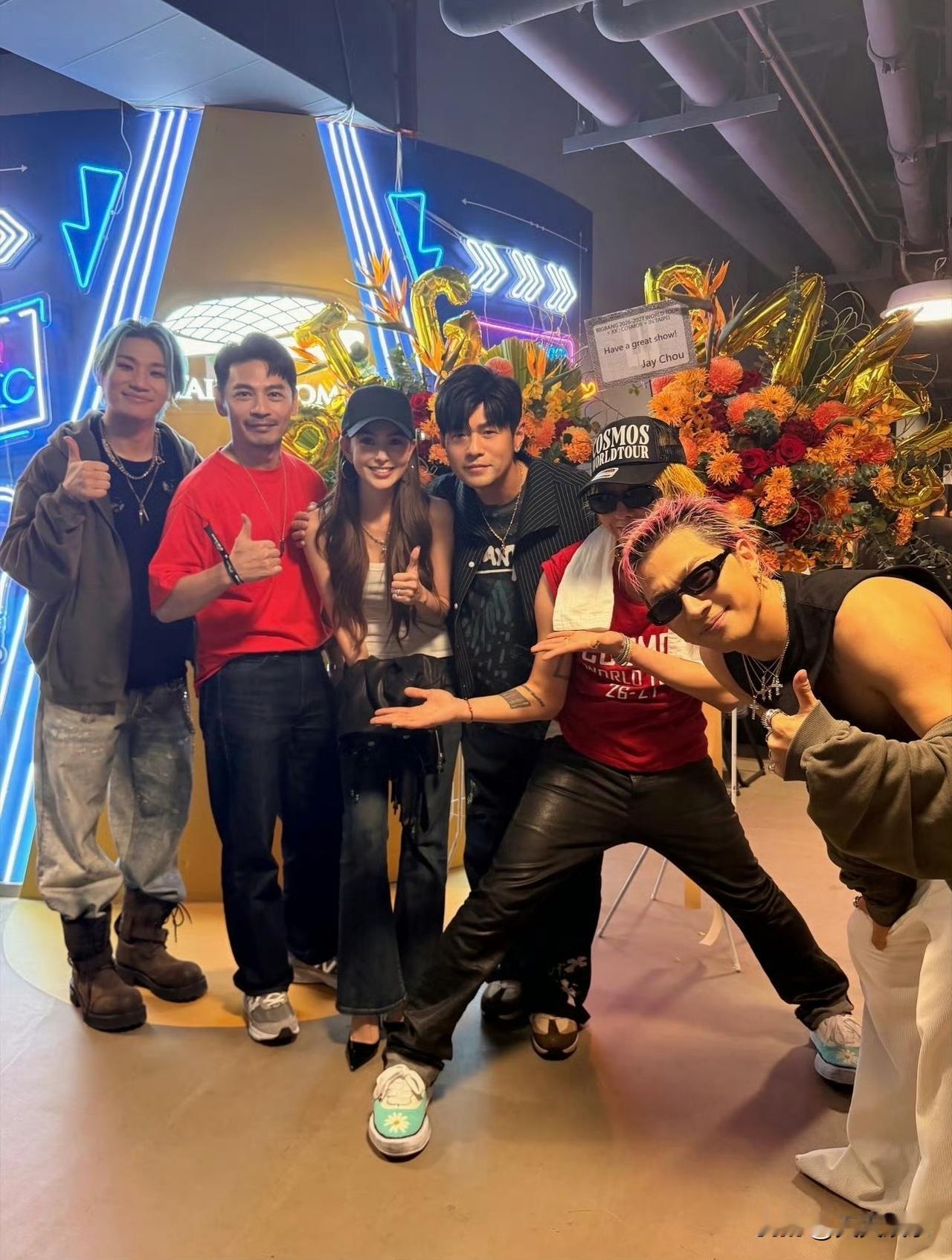 周杰伦晒出与BIGBANG的合照！！
10月9日BIGBANG，在台北
开演唱会
