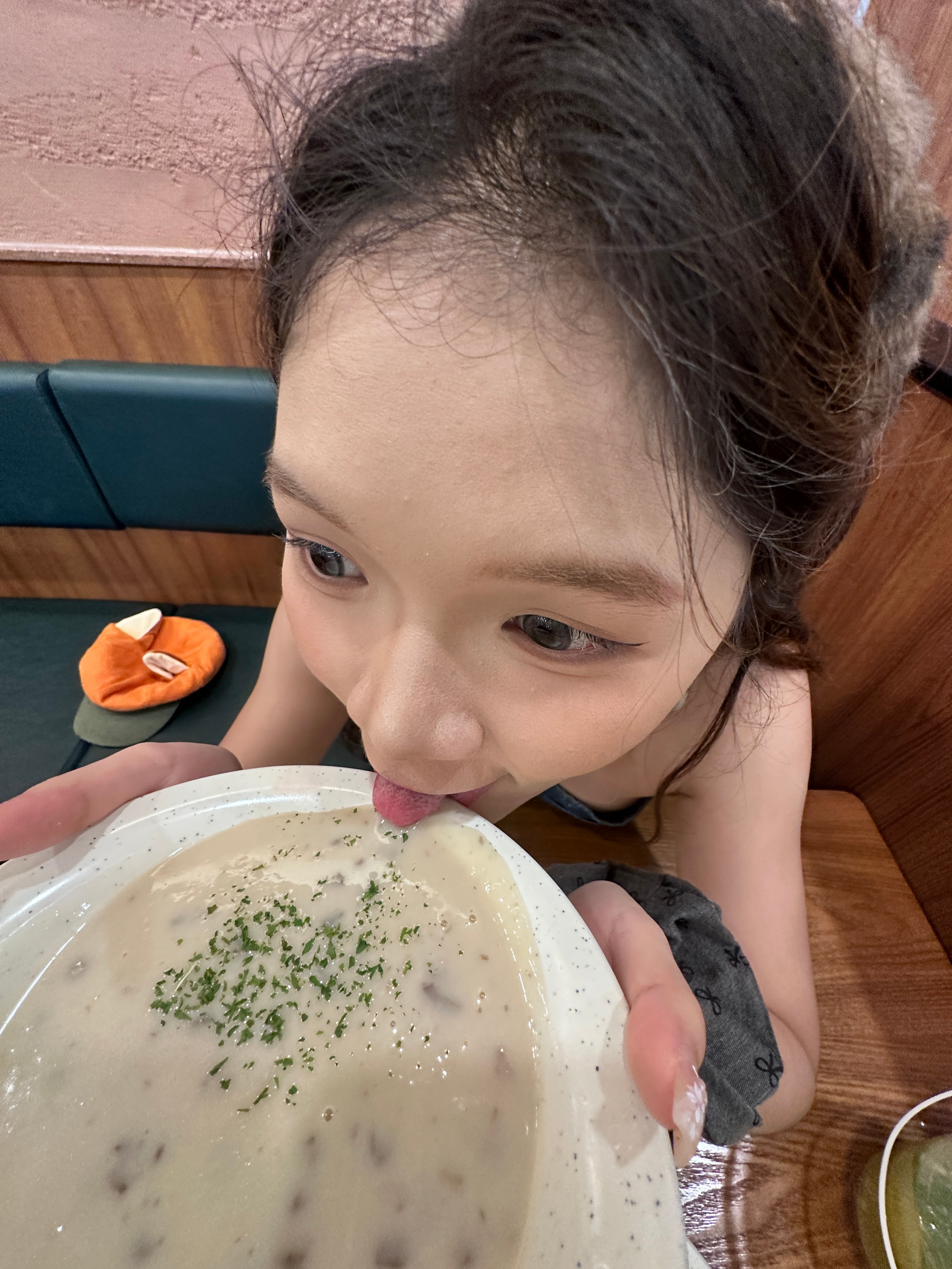 蘑菇汤～蘑菇汤～我们喜欢你～感觉蘑菇汤被我骚扰了[春游家族][馋嘴][太开心] 