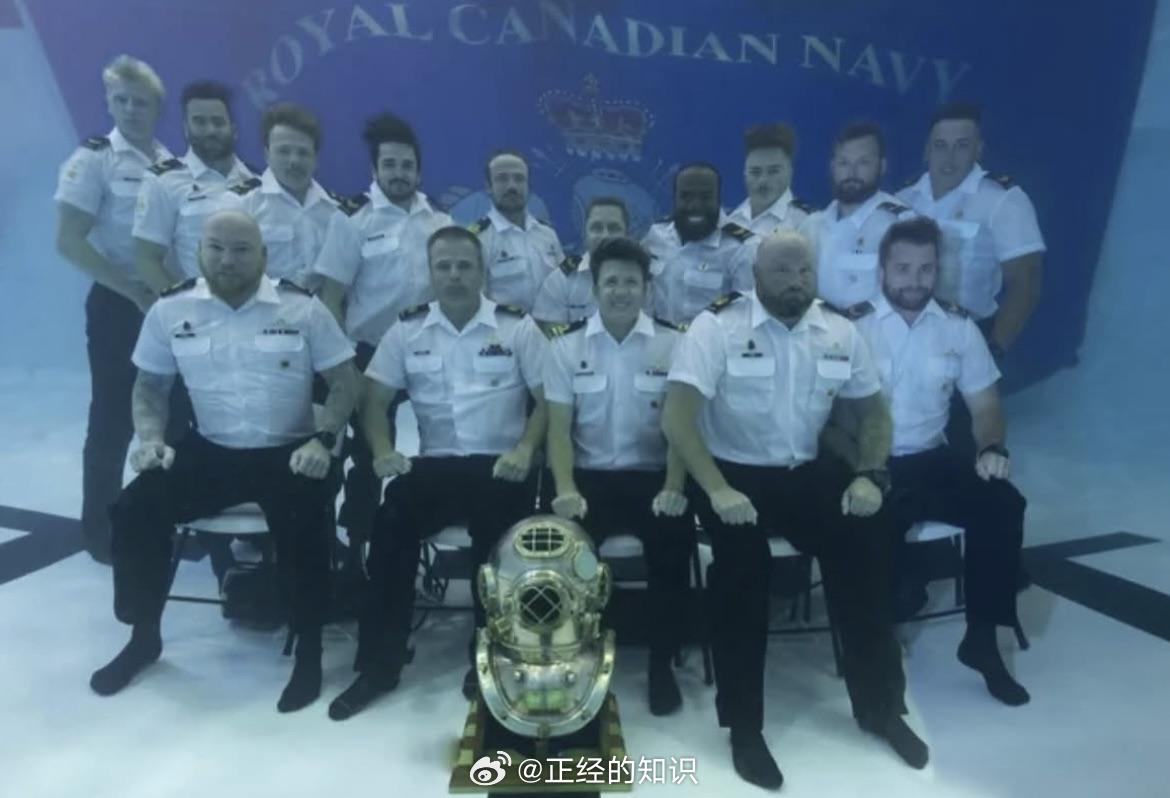 加拿大海军潜水毕业生通过在水下拍照来庆祝毕业 ​​​