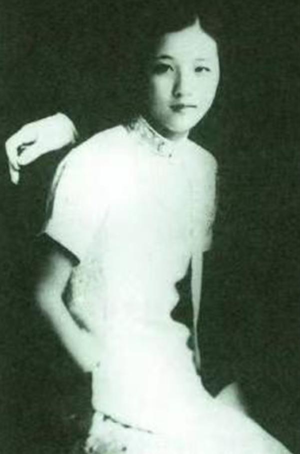 1938年7月，17岁的郭翼青嫁给了56岁的程潜。新婚夜，郭翼青羞答答的说：“你