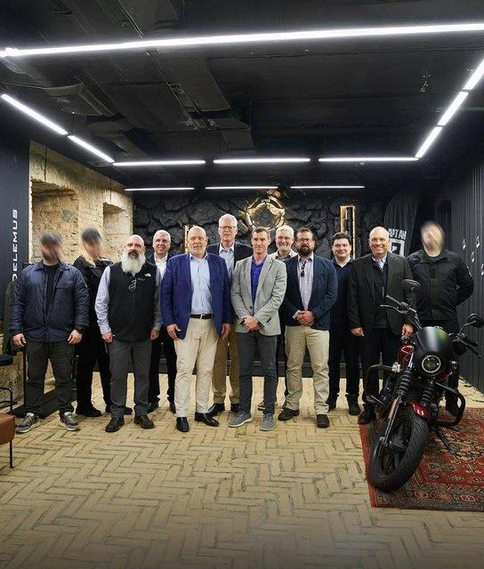 美国前国防部长克里斯托弗·米勒与美国国防工业代表组成的外国代表团一起访问了位于基