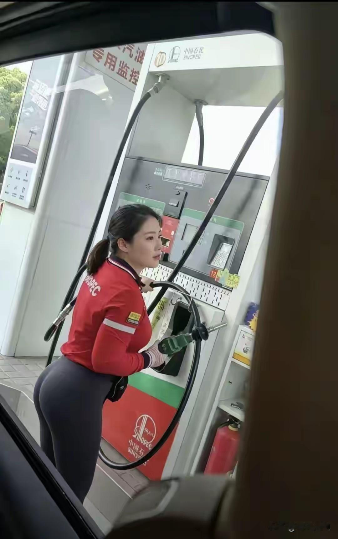 有这样的服务员给我加油，我的车一天就加几块，我一天能加几十次，这个加油站在哪里有