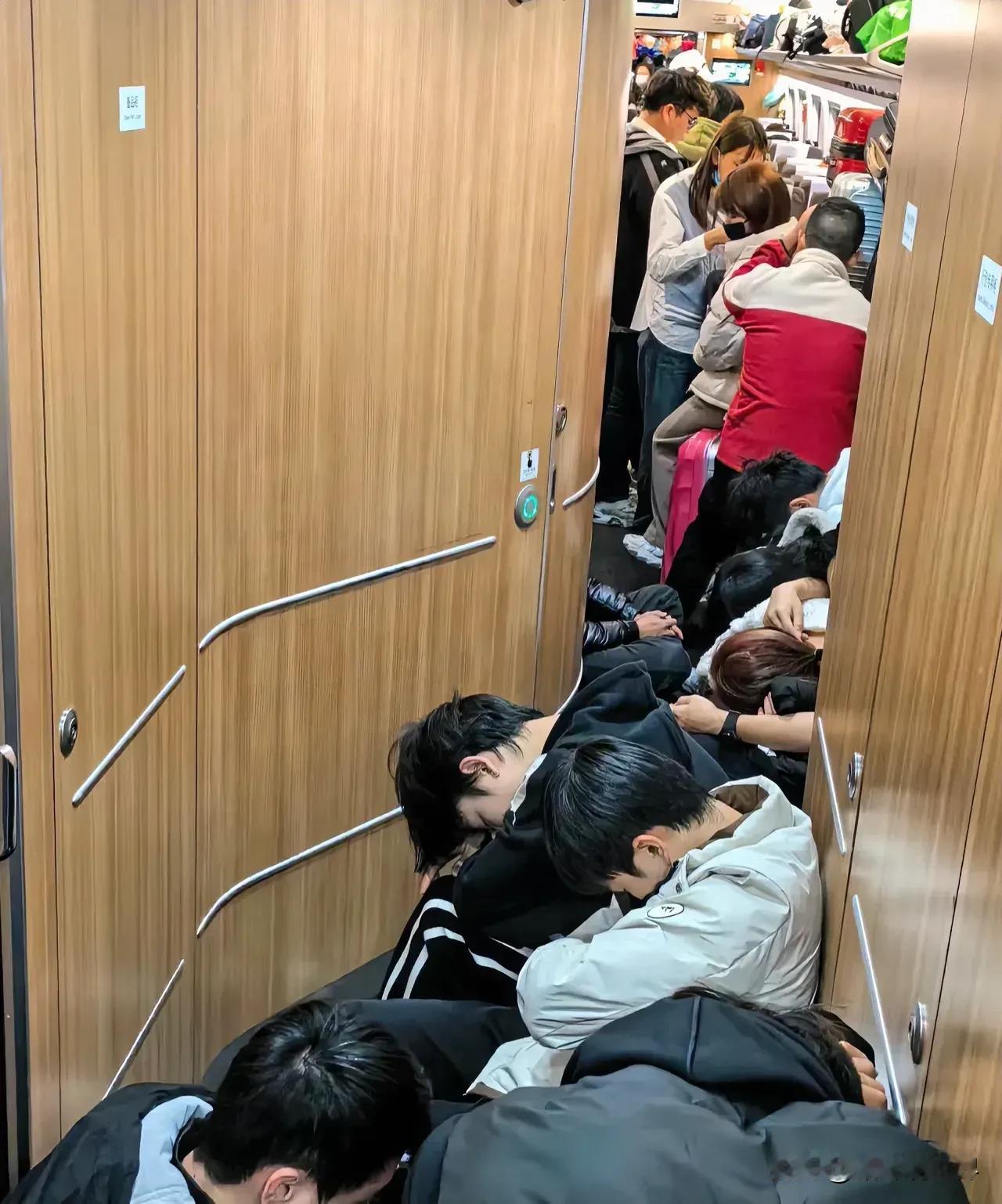 如果不说，你会想到这是2024年乘火车的情景吗？！

不由得想起，20多年前我们