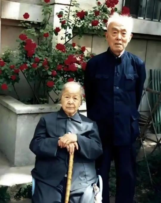 1964年，北大教授季羡林得知妻子彭德华要来北京，连夜把家里的大床换成了单人床，