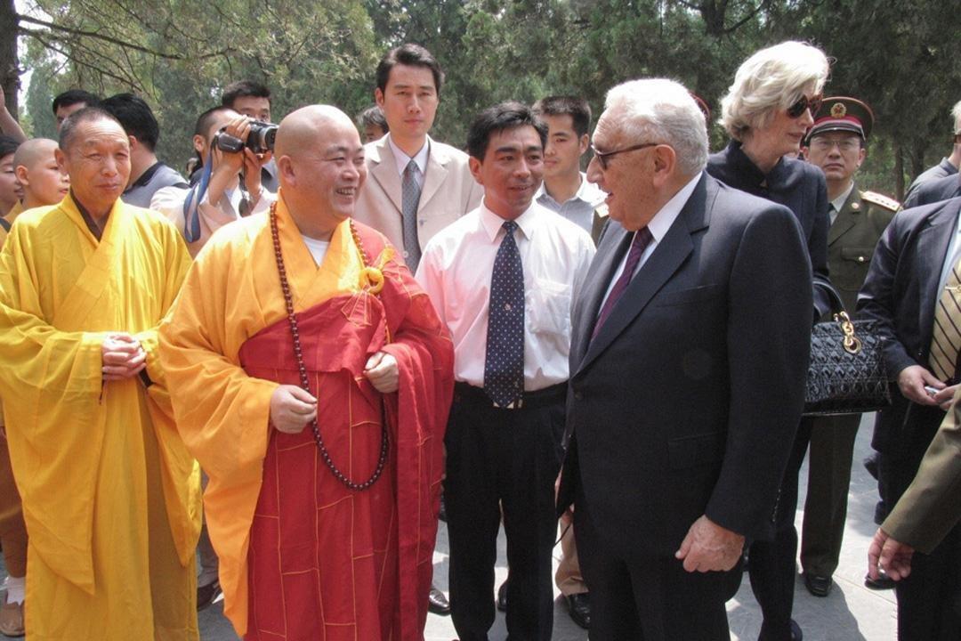 2005年，米国老头基辛格来到河南登封，专程参观游览嵩山少林寺，并与少林方丈释永