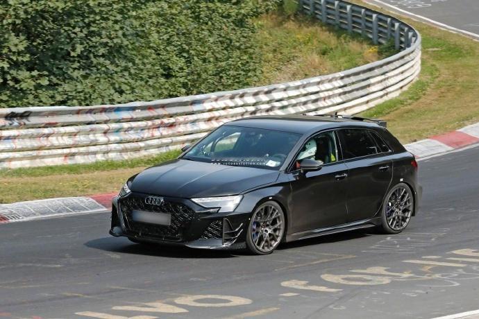 汽车媒体 autoevolution 分享了一组在纽博格林赛道（又称“绿色地狱”