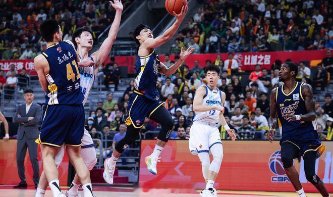 伤缺了一套主力，但没有出现惨案，常规赛第4轮，广东队凭借徐杰、萨姆纳、奎因三大主