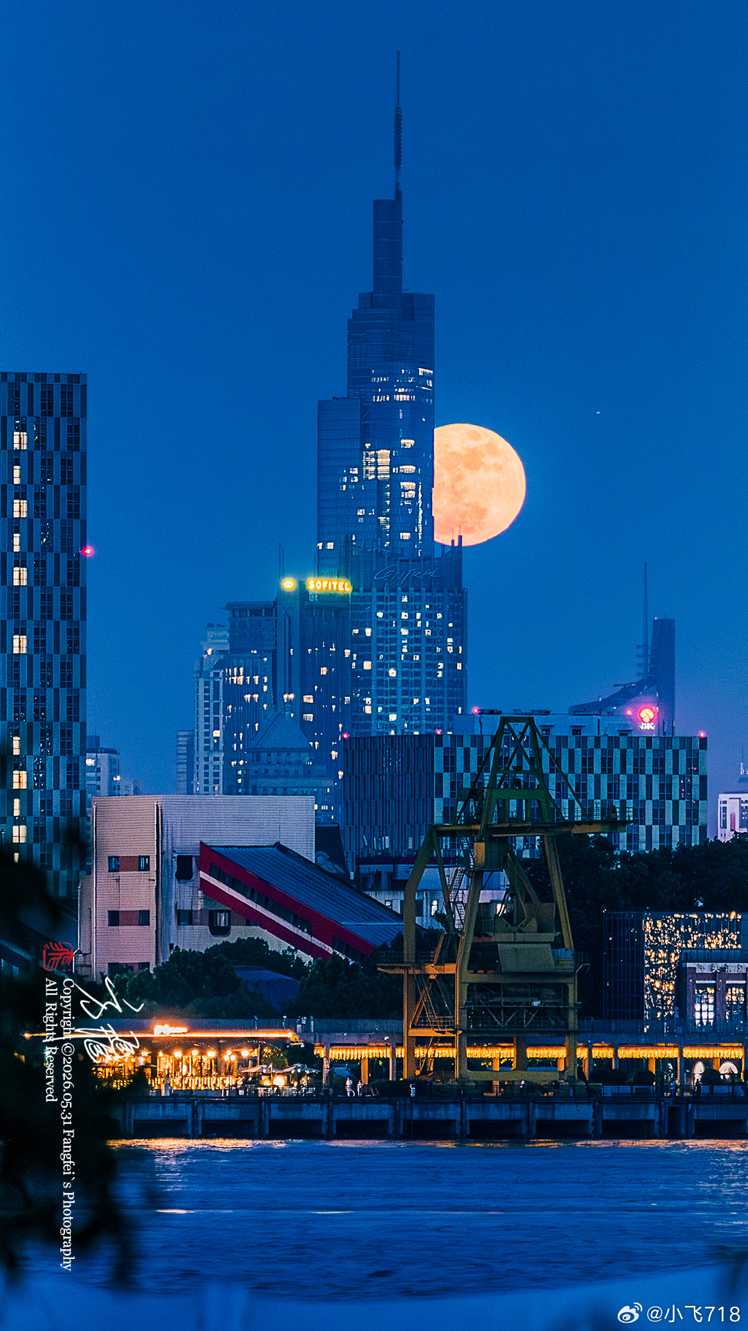 抬头看❗❗难得一见的蓝月亮，和紫峰共赏这片夜空5月31日，农历四月十五，一轮满月