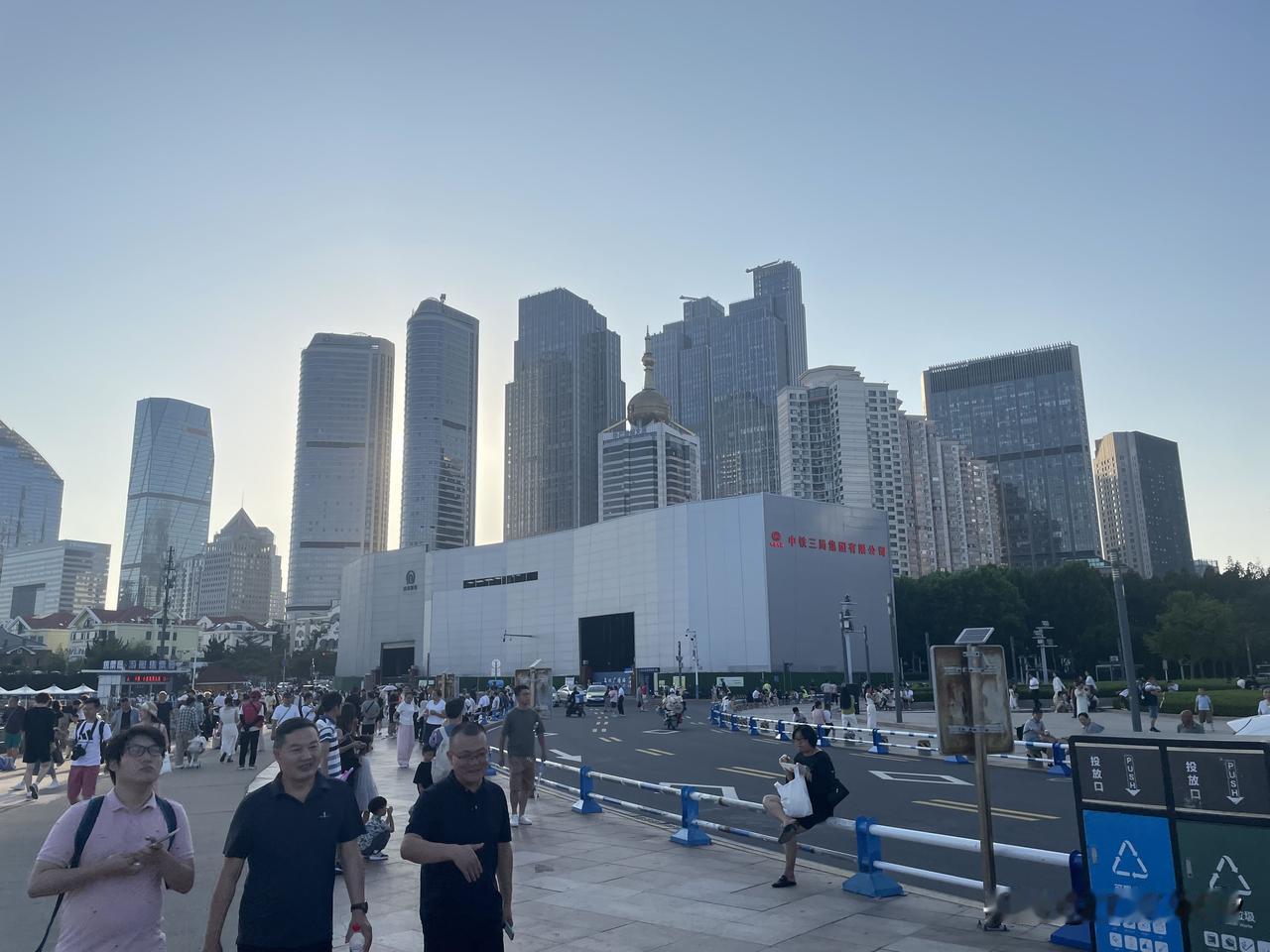 【昨日客流】
8月4日（周二）
武汉轨道交通线网客运量（含换乘）为369.14万