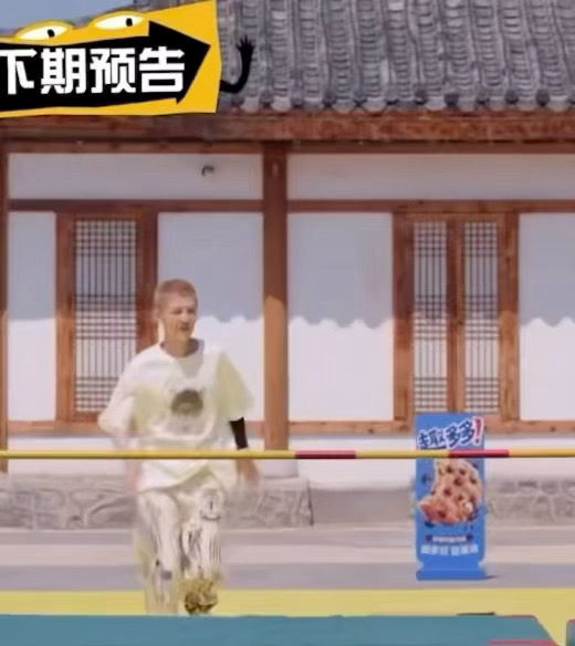 鹿晗被小朋友夸非常帅鹿晗五哈下期是寸头，剪短后五官攻击性更强更立体了，头好小一颗