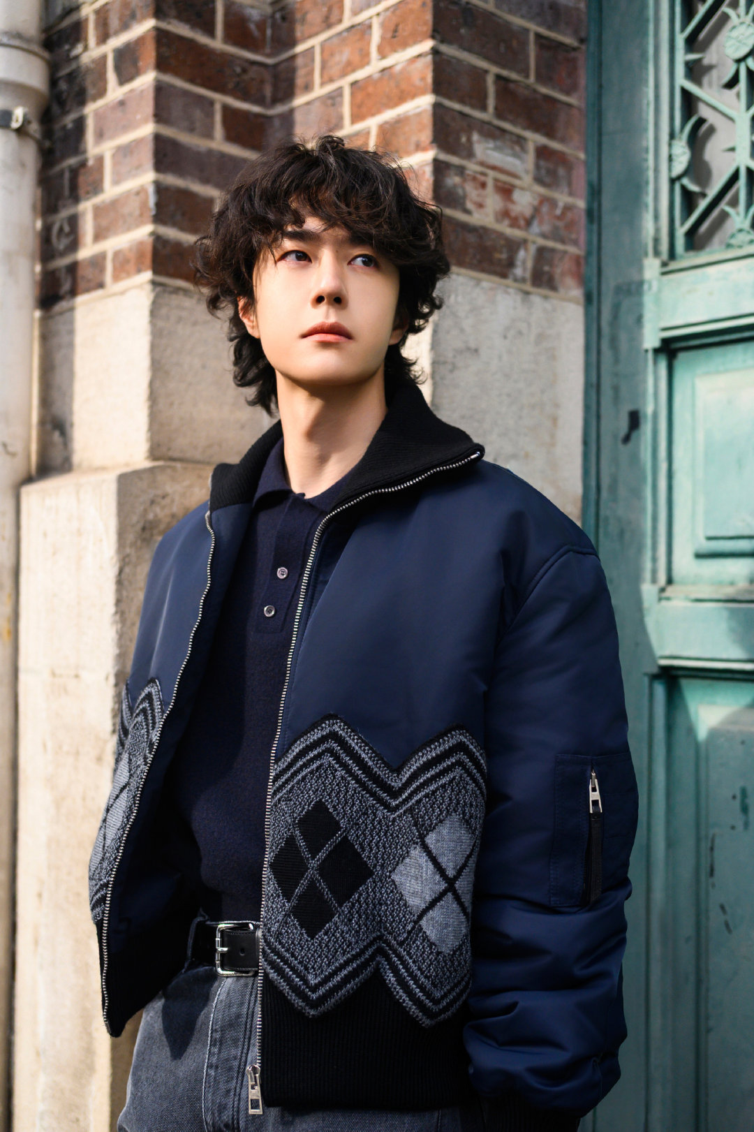 王一博｜巴黎街头大片，身穿Loewe 2026早春系列，手拿全新Puzzle 手