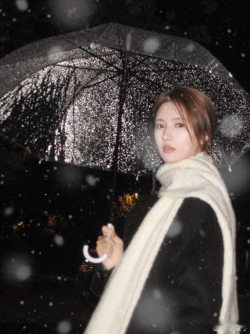 刘些宁撑伞神图真的是自带bgm呀！撑着伞的画面真的又美又有氛围感的呀，这张脸真的