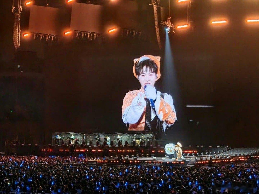 论专业素养只服周深！歌迷刚唱错《贝加尔湖畔》就秒被纠正，那句"李健老师没写过这句