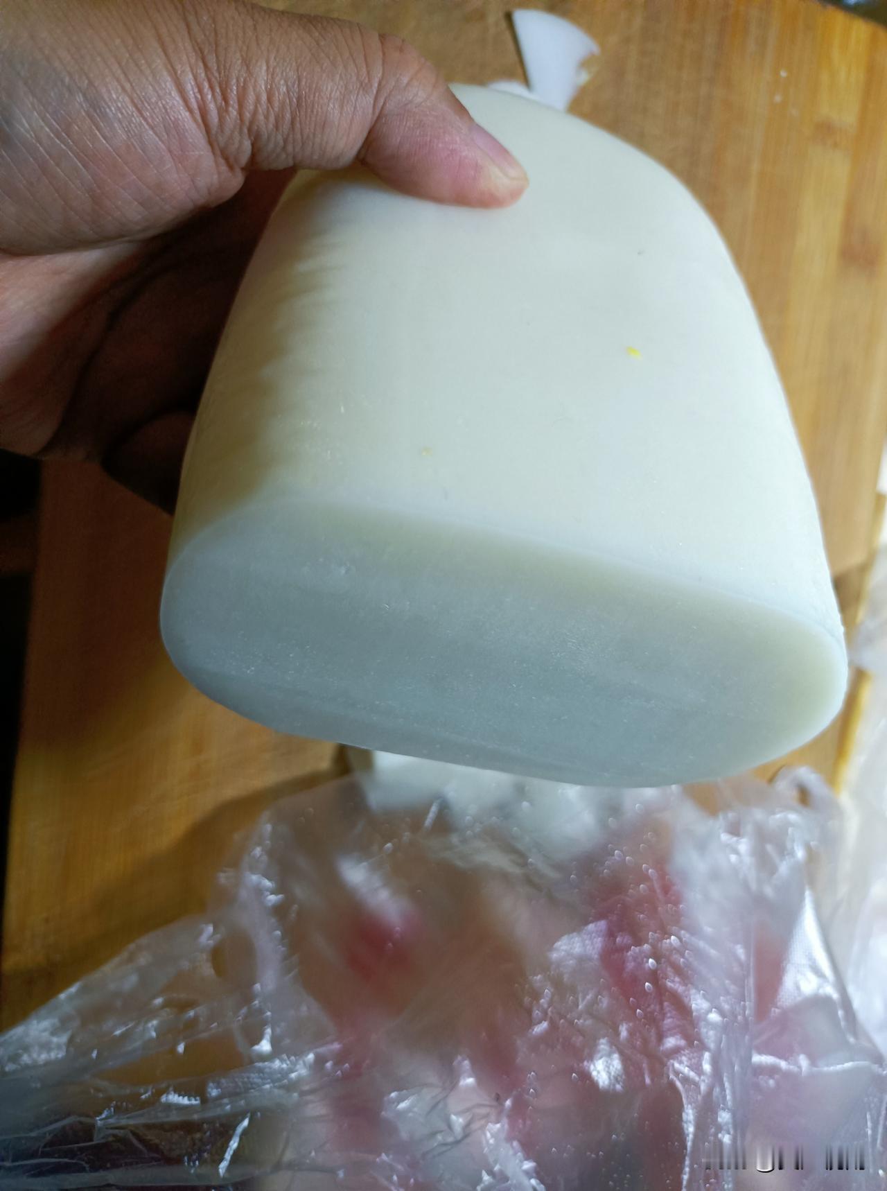 在百草村邂逅了一家专门生产销售手工饵块的门店，说实话，挺有趣的。

整个门店位于