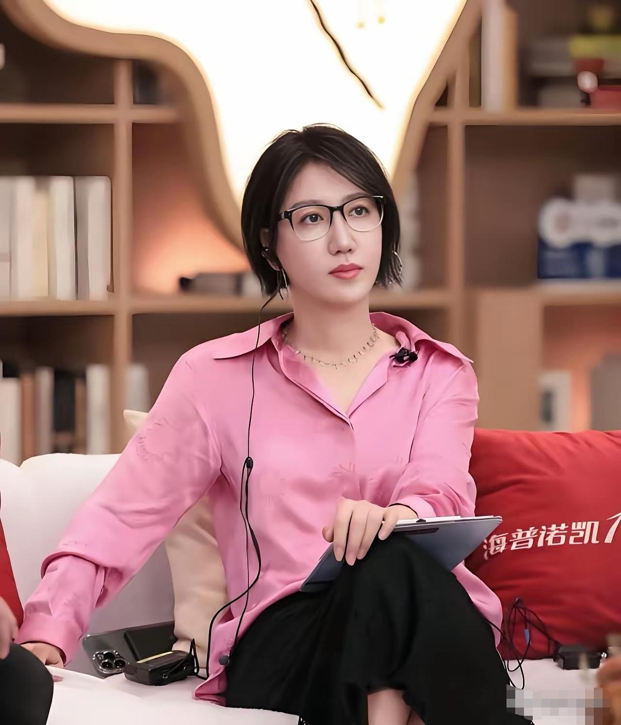 51岁的易立竞至今未婚，形容男生经常有帅到没朋友，现在女神也是美到没朋友，美的冒