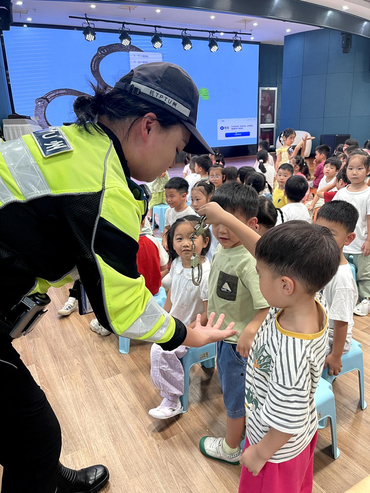 感谢幼儿园老师们，开学就组织小朋友们进行消防培训，虽然宝宝懂得不多，但是小朋友都