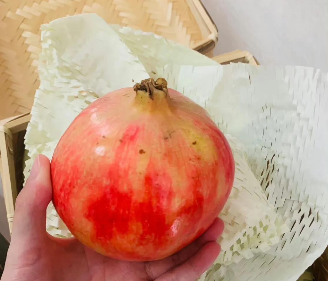 上午上班的时候，办公室女同事带来一个红彤彤的大石榴。她把它送给我，我掰开一看，里