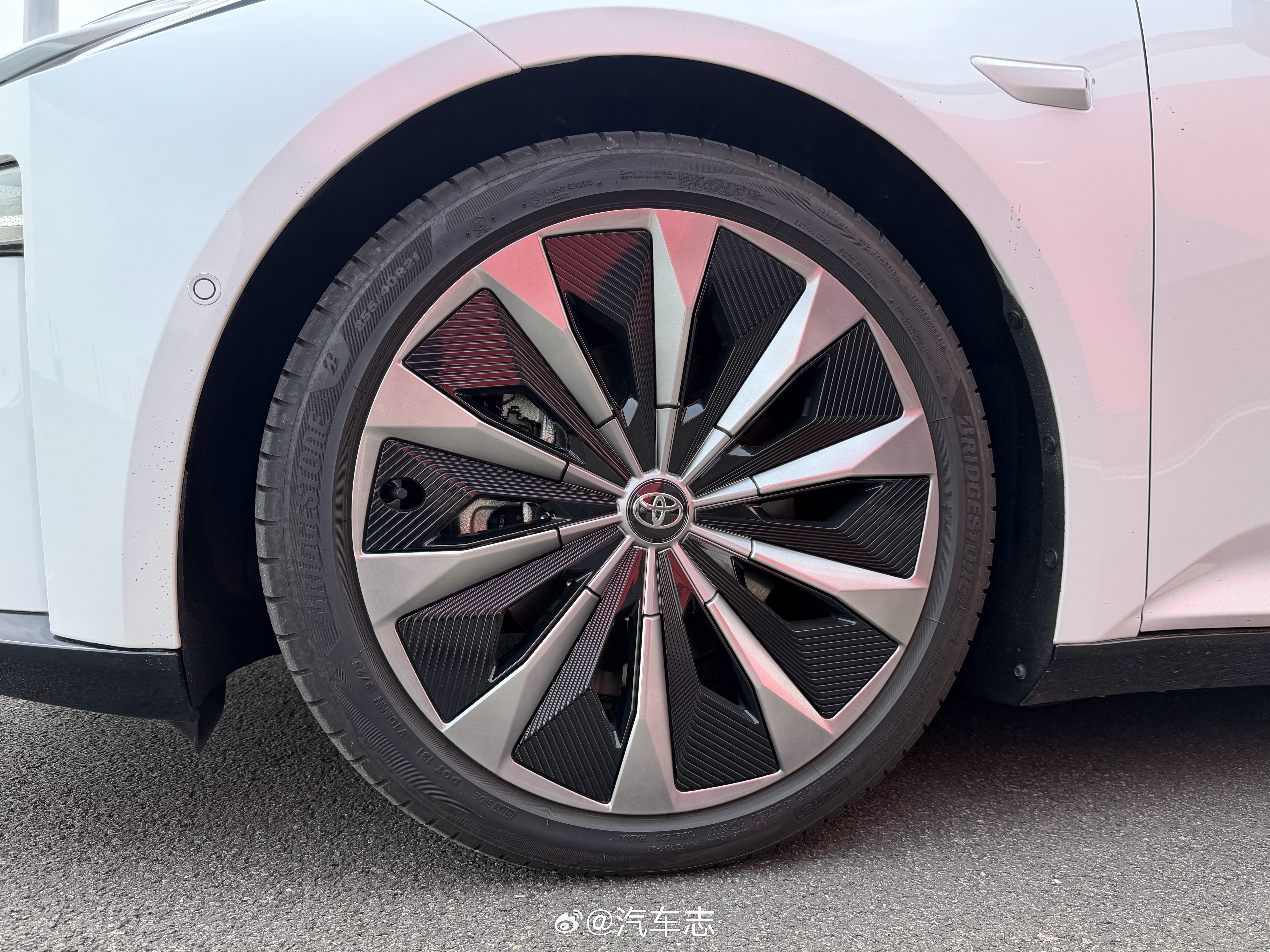 以前一些想都不敢想的配置，现在一次性出现在一台10多万的丰田上铂智7