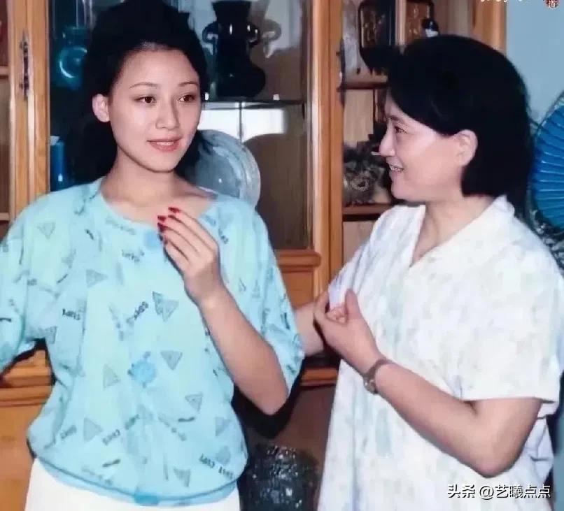 图一是当年王文娟大师与弟子王志萍同框；图二是王志萍与再传弟子李旭丹同框。镜头定格