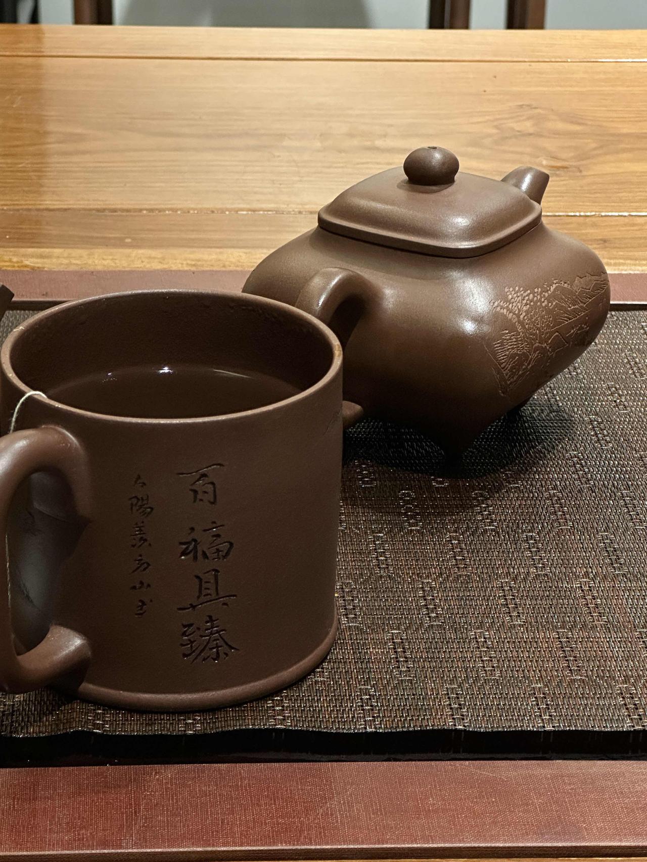 有懂紫砂壶的朋友吗?
精通紫砂壶的人，基本上分为两类，第一是资深商家，有鉴赏力，