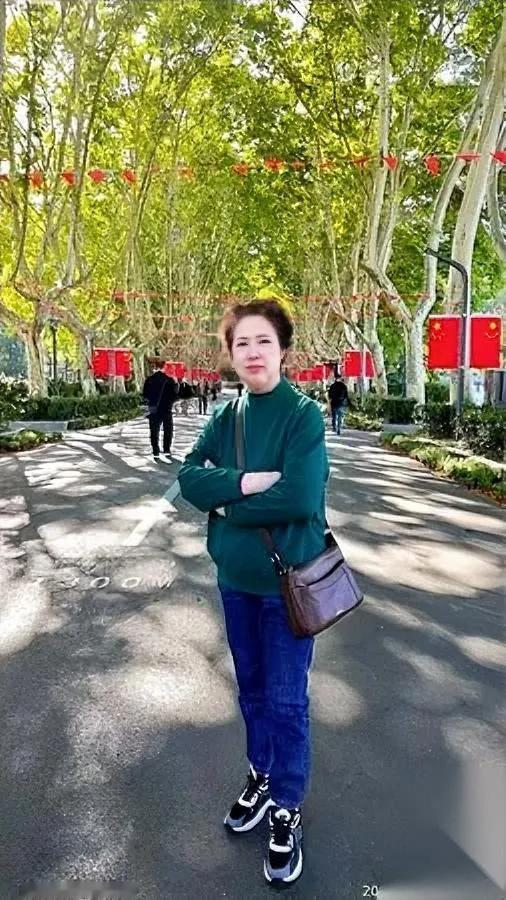 老了，最怕啥？

不是没钱，是没人听你说话。

真正让人腰杆直的，是早上醒来还能