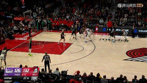 国王vs开拓者德罗赞续命三分。国王还差3分，还有机会。 