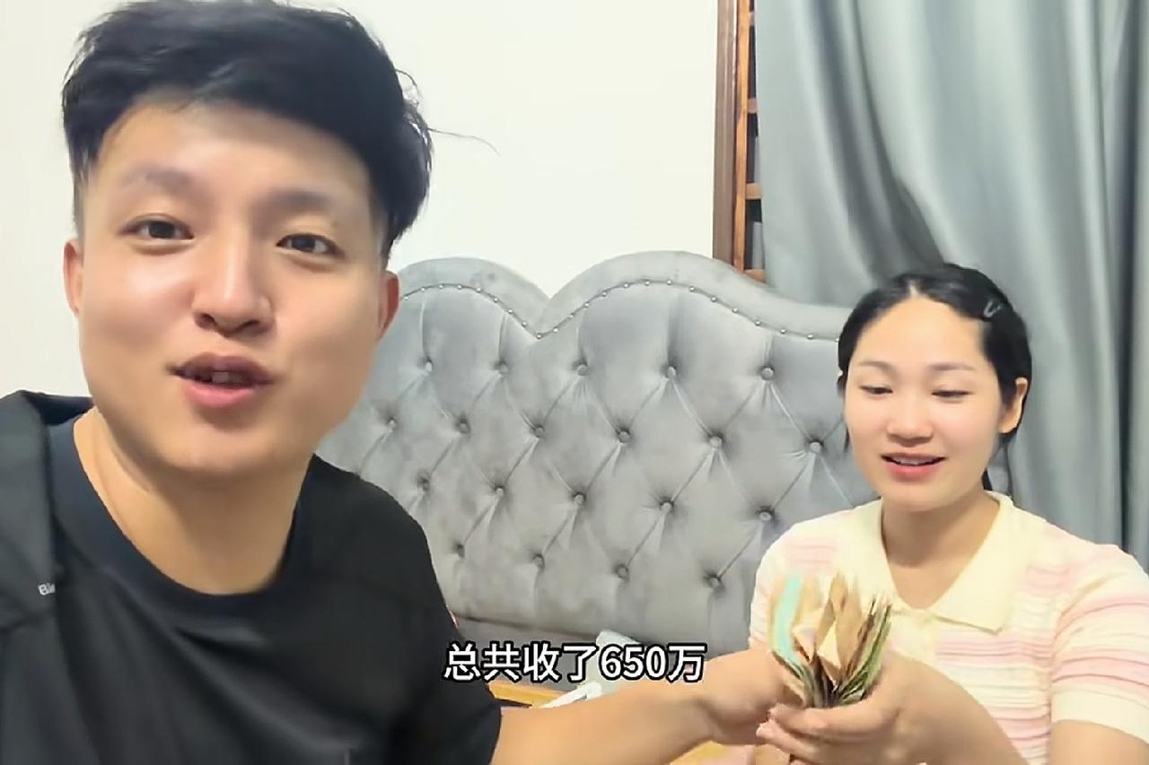 小松的爸爸妈妈为小松操碎了心，父母把儿子从小养到大不容易，小松的父母更不容易。小