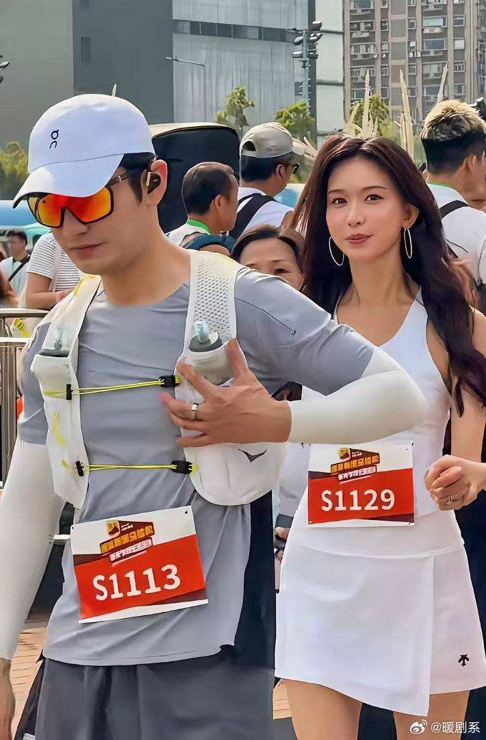 黄晓明51岁，林志玲51岁，两人在马拉松现场握手超过三秒，手指交缠，掌心紧贴。这