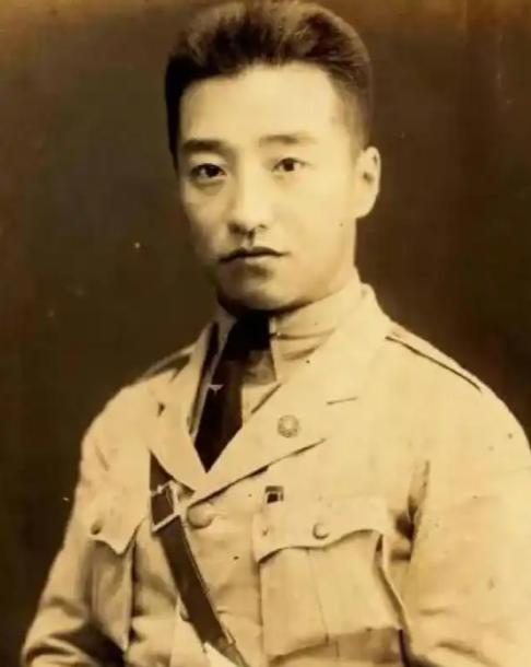 冯庸，空军少将，几千万大洋的家产。当所有人都以为他要买地、扩军、赚钱。结果他反手