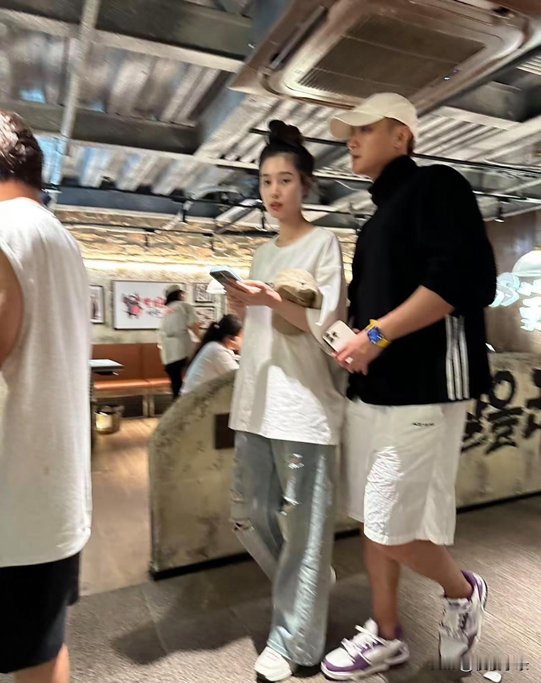 黄子韬和老婆徐艺洋在北京外出吃饭，女方的打扮很少女，夫妻俩看着很般配！[赞][赞