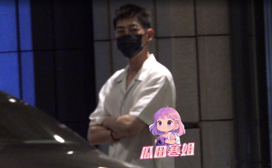 张翰举手投足好“霸总” 张翰和一美女朋友聚餐。聚餐结束后，美女拎着一个大袋子从饭