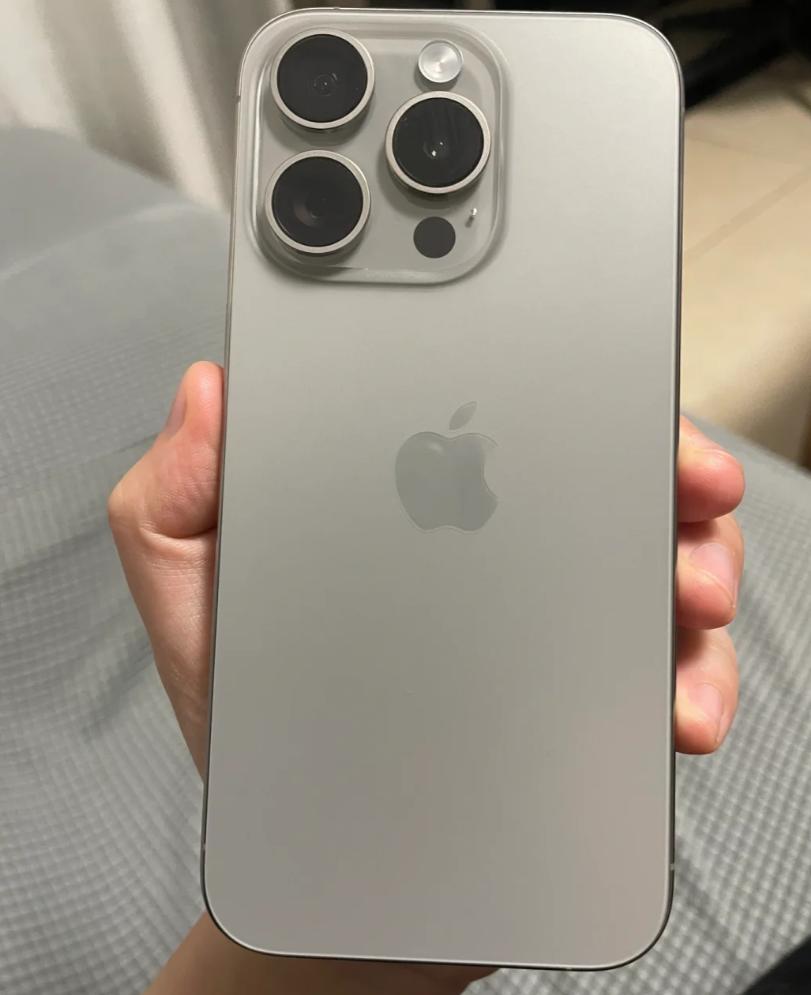 首发iPhone 15 Pro用了近半年了，我发现越来越好用了。

续航：刚开始
