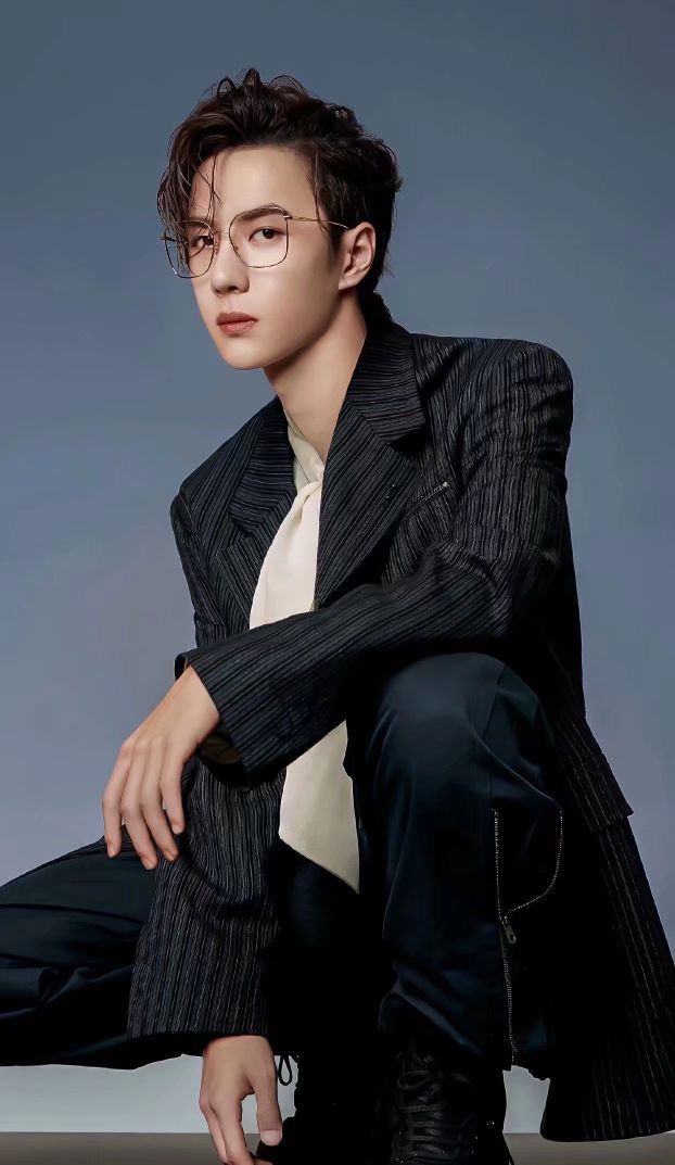 王一博 购物记录伪造购物记录引发热议，9.9元核桃与万元红酒的荒诞反差，经乐华辟