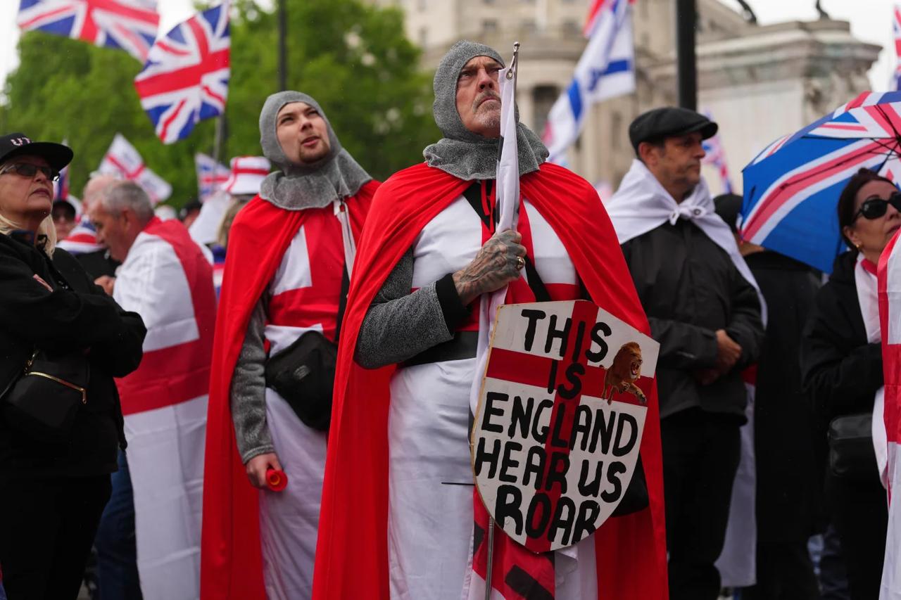 英国的反移民游行示威规模很大。一些人打扮成十字军骑士模样，一些人发表激烈言演讲，