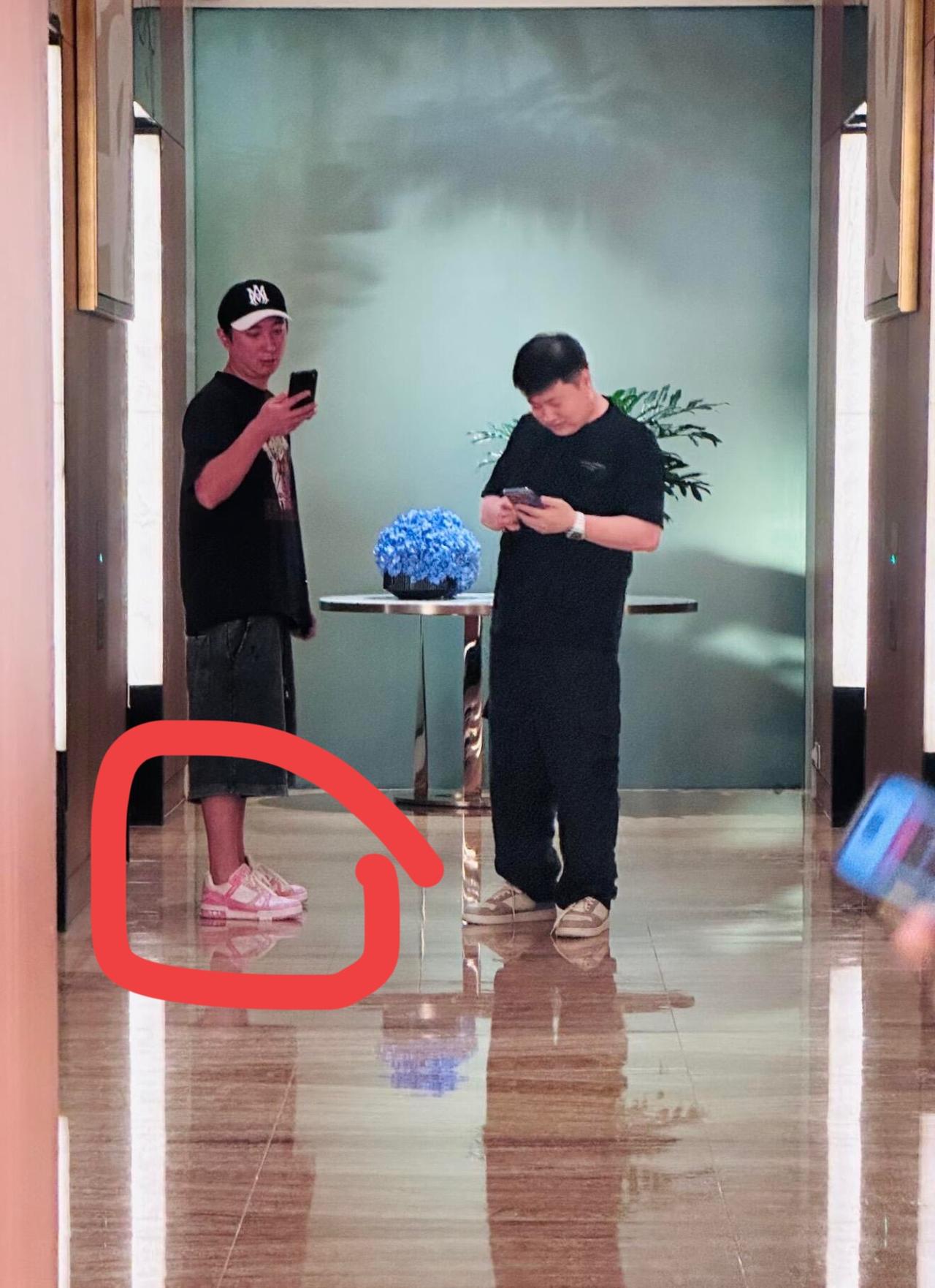 这次他竟然一个人出门？
难道真换女朋友了？
26日王思聪独自现身新加坡被偶遇！