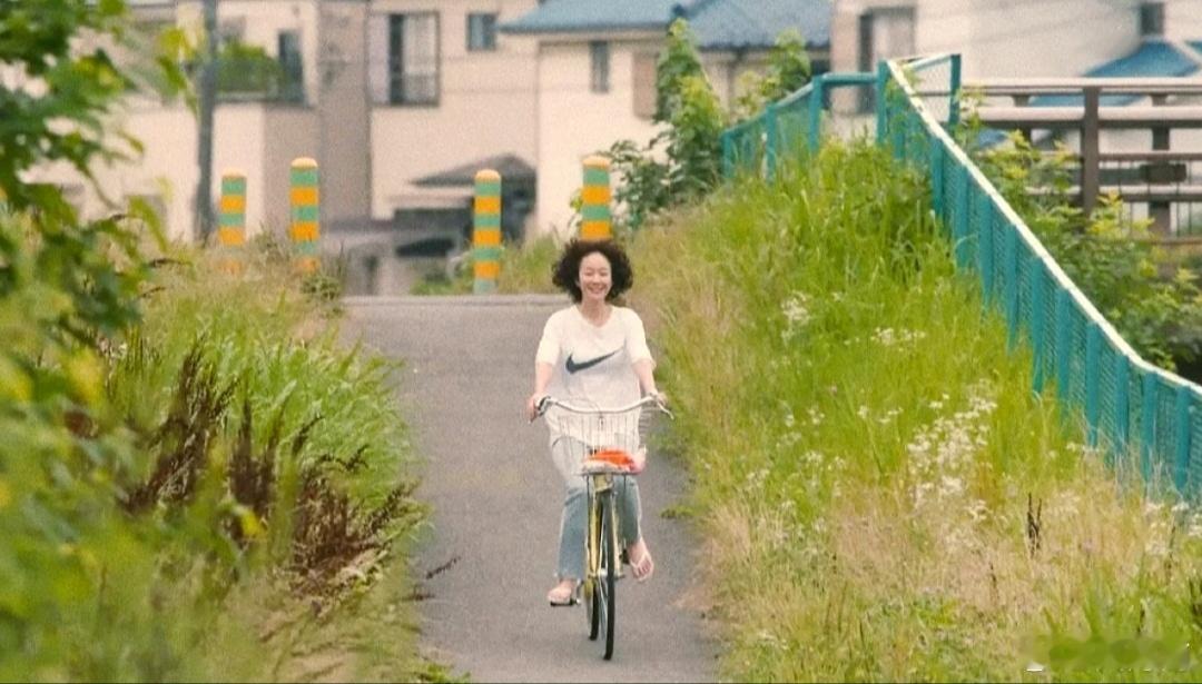 别再用“躺平可耻”来绑架人了。选择休息、选择慢下来、选择暂时不参与内卷，这不是道