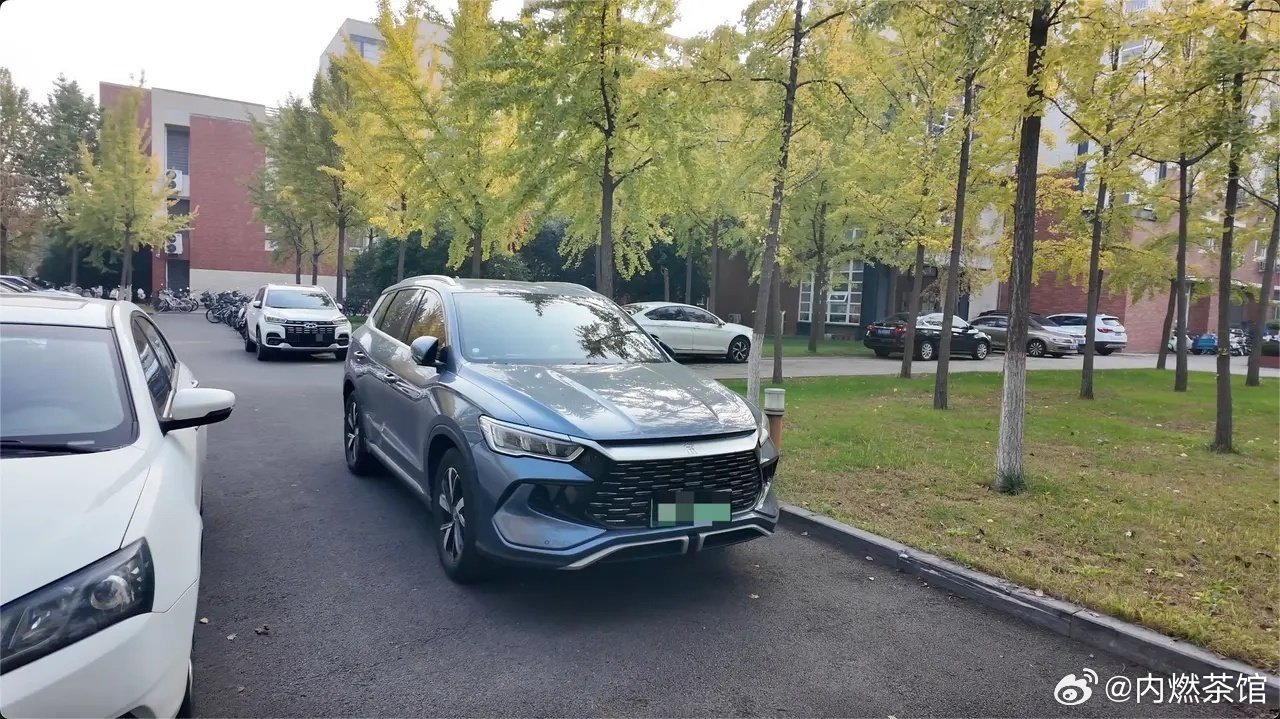 最近走进高校校园，会发现一个有趣现象：大学老师开的车，越来越多是比亚迪。这并非跟