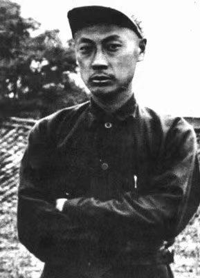 当年，陈毅的儿子陈丹淮上初中时，老师拿了一张照片，指着陈毅问：“这位是不是你父亲