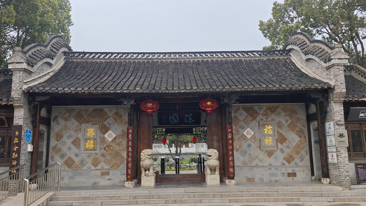 总觉得扬州的园子都藏着故事，逛过个园何园的热闹，却在陈园撞见了最安静的江南。它不