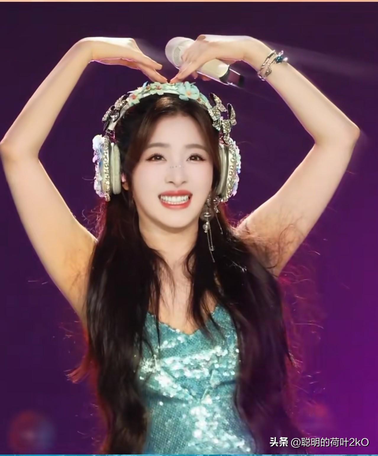 张含韵笑得好甜美