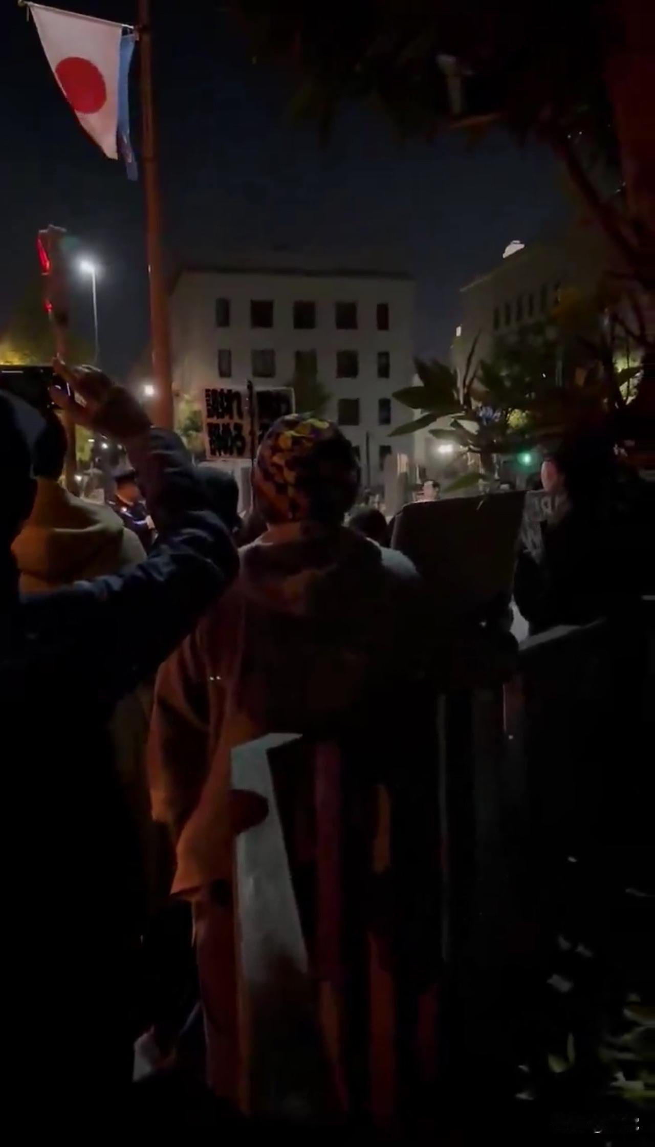 日本民众围堵首相官邸
要求高市早苗下台
高市早苗这回的“搞事”早苗
终究会反噬