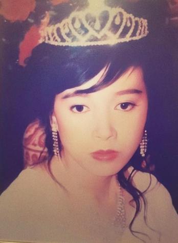 1976年，19岁的许纯美去富豪家玩时，被李文清强暴却不幸“中彩”，为了面子，许