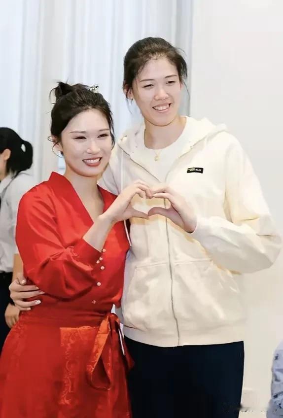 中国女排，李盈莹和王梦洁同框，两位一起比心，好可爱，这是在王梦洁婚礼现场，看来她
