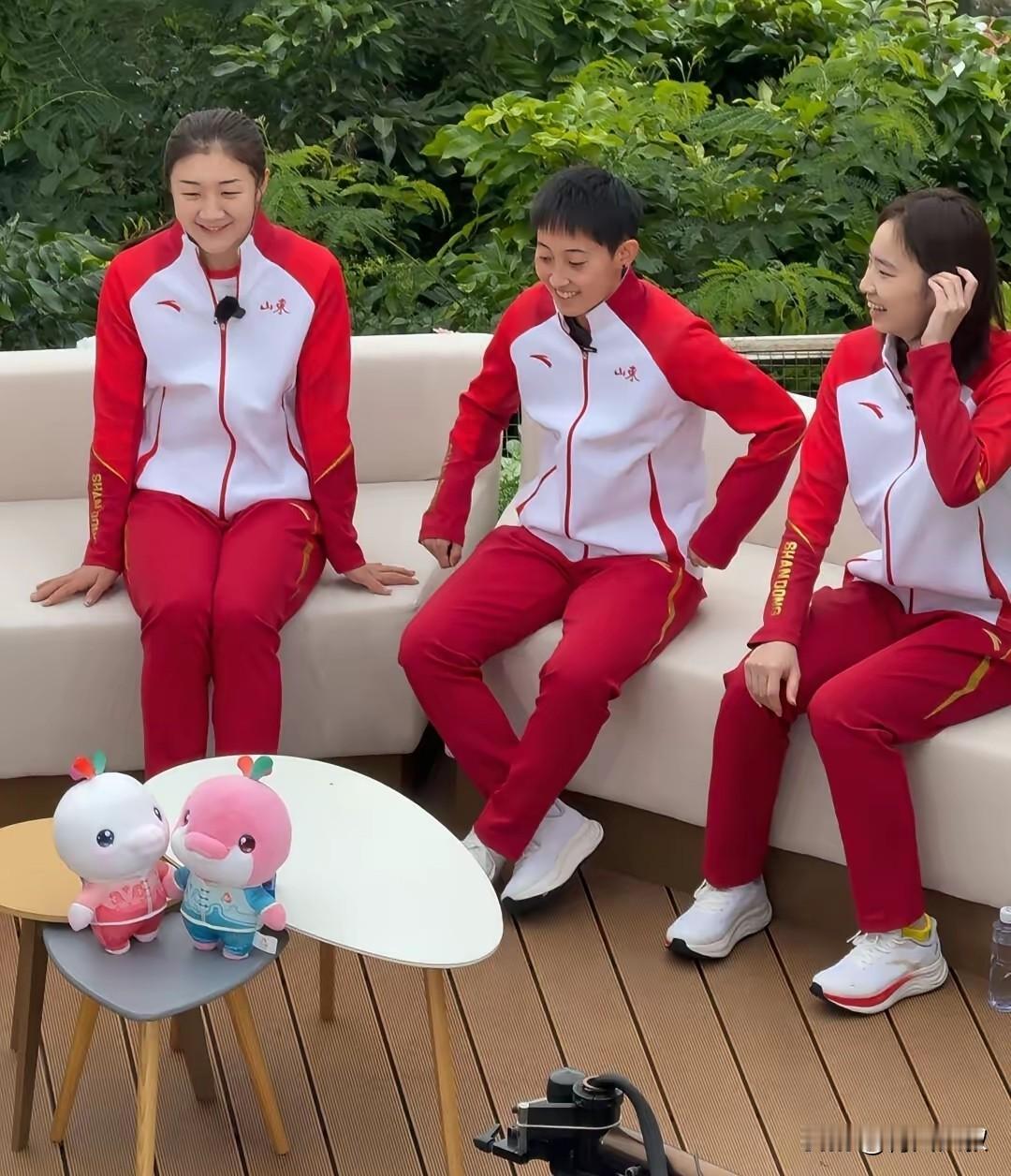 山东队拿到女团冠军后，接受采访，范思琪对着梦姐问:梦姐，我打的好吗？

陈梦笑着